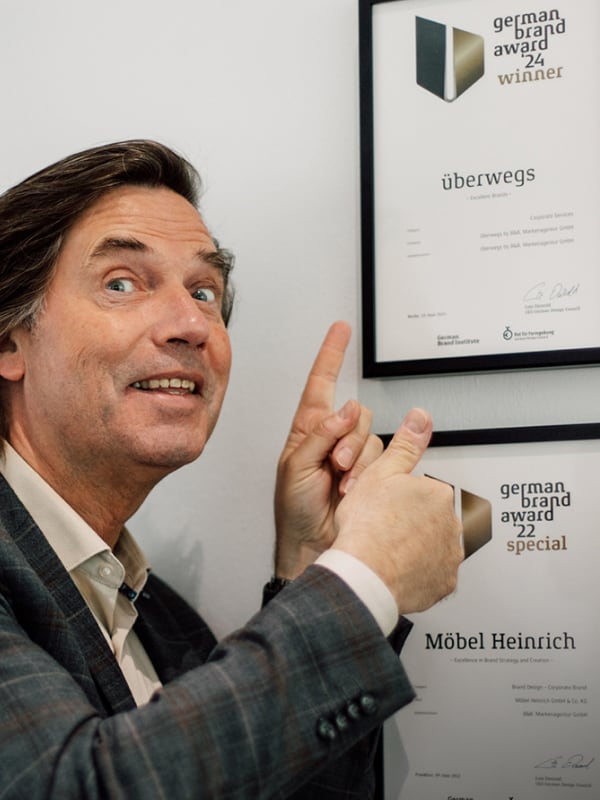 bundb_team_gba24 Uwe Berger mit Germand Brand Award 2024 Urkunde