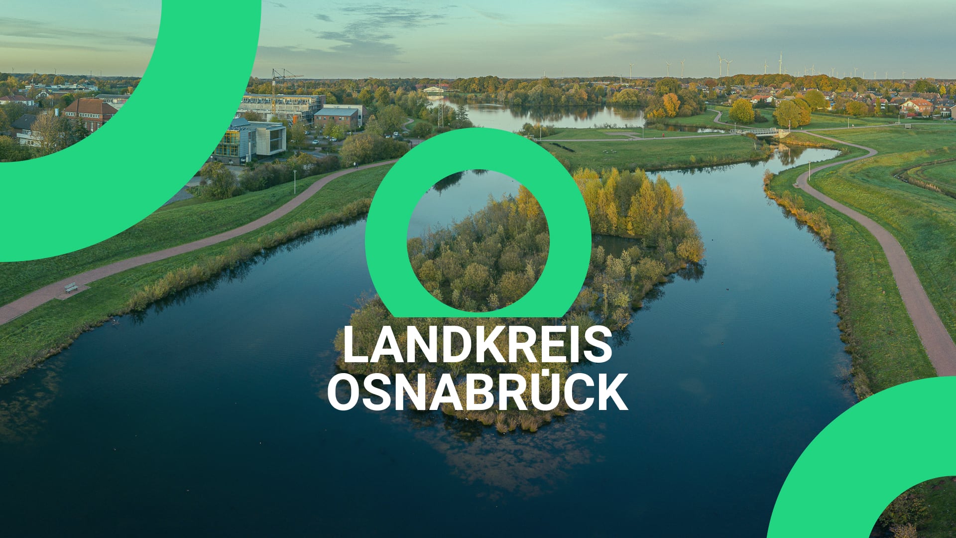 BundB_Referenz_LKOS_01_titel Luftaufnahme des Landkreises Osnabrück mit modernem Branding-Element – Arbeitgebermarke visualisiert Naturverbundenheit und Zukunft