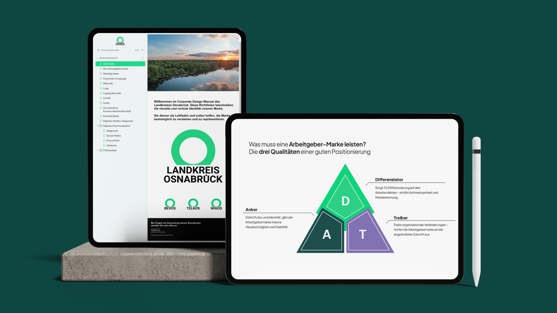 BundB_Referenz_LKOS_02_konzept Zwei Tablets mit Markenstrategie und Designleitfaden des Landkreises Osnabrück – Employer Branding Konzept mit Differenzierung und Positionierung